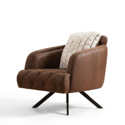 Sillón orejero tapizado individual marrón de cuero artificial.