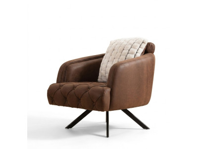 Sillón orejero tapizado individual marrón de cuero artificial.