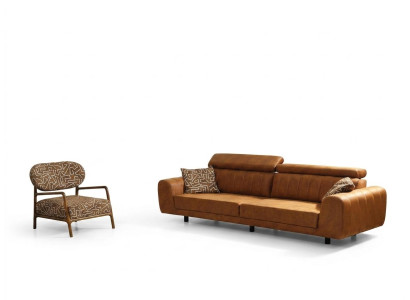 Conjunto completo de sofás de cuero sintético marrón de cuatro plazas.