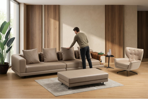 Conjunto de sofá tapizado de cuatro plazas en color beige de cuero sintético de 2 piezas.