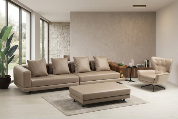 Conjunto de sofá tapizado de cuatro plazas en color beige de cuero sintético de 2 piezas.