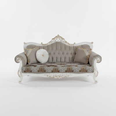 Sofá clásico con diseño Chesterfield para la sala de estar. Área de estar en gris.
