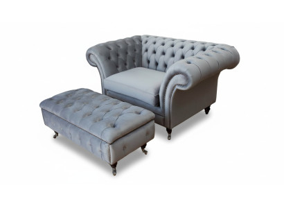 Chesterfield: conjunto de poltrona, taburete, sillón y sofá tapizados en gris de tela.