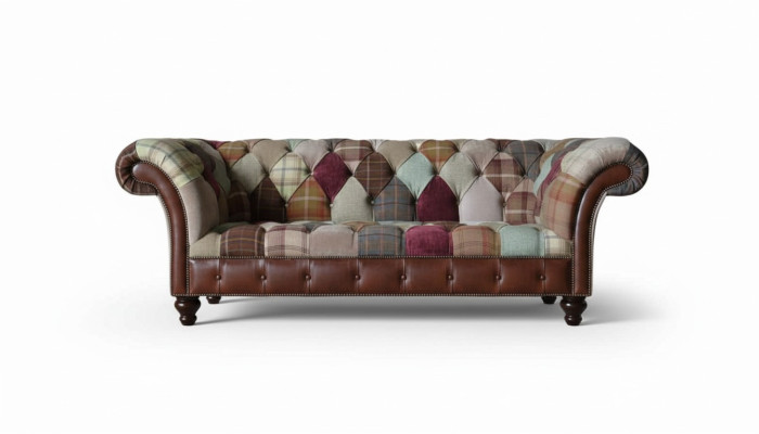 Sofá de diseñador colorido en estilo Chesterfield con tres asientos