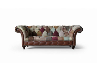 Sofá de diseñador colorido en estilo Chesterfield con tres asientos