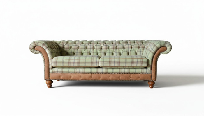 Sofá de diseño de lujo en estilo Chesterfield con tres asientos.