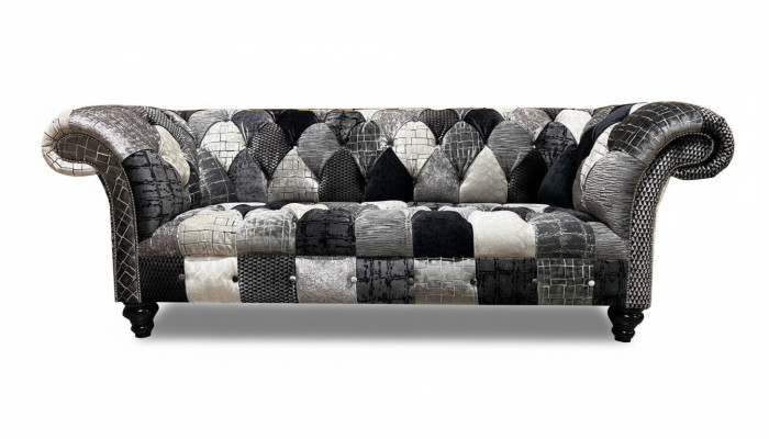 Sofá de terciopelo de lujo en diseño Chesterfield con cuadros de colores.