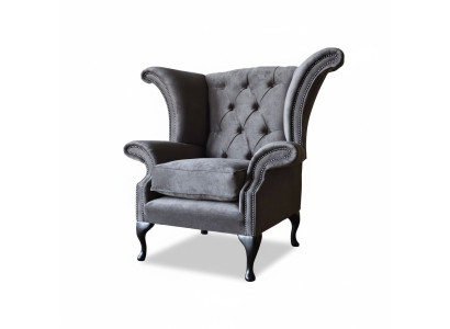 Silla orejera modelo Chesterfield de tela de poliéster gris para sala de estar.