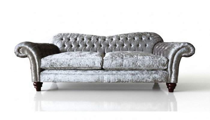 Sofá clásico Chesterfield de lujo de tres plazas en gris.