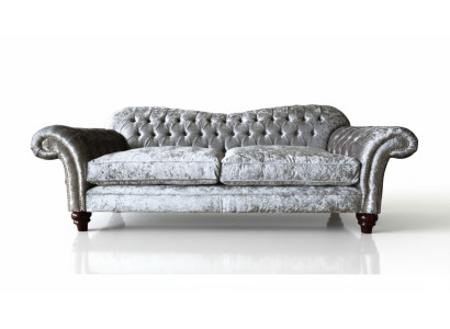 Sofá clásico Chesterfield de lujo de tres plazas en gris.