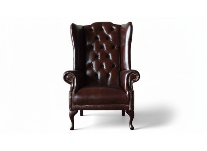 Sillón individual marrón de cuero de diseño Chesterfield para sala de estar.