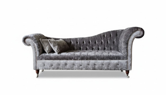 Un lujoso sofá clásico de estilo Chesterfield en un tono plateado profundo.