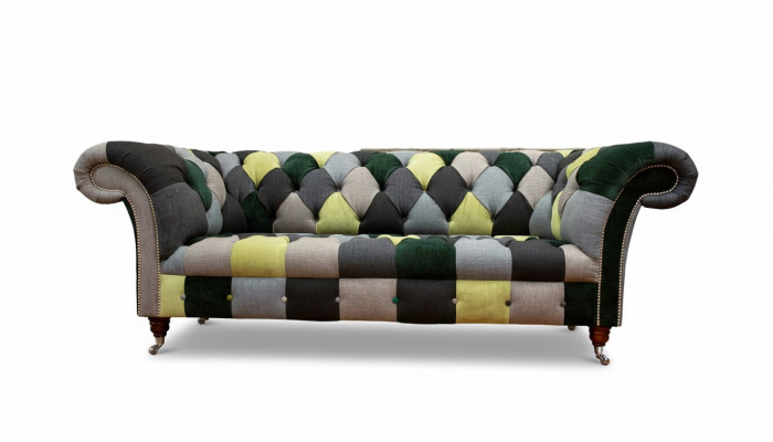 Hermoso y elegante sofá Chesterfield de 3 plazas para la sala de estar.