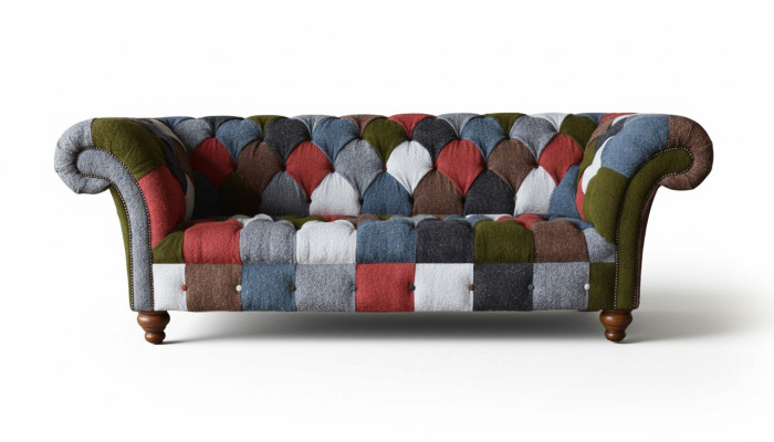 Sofá de tres plazas Chesterfield tapizado en tela de varios colores.