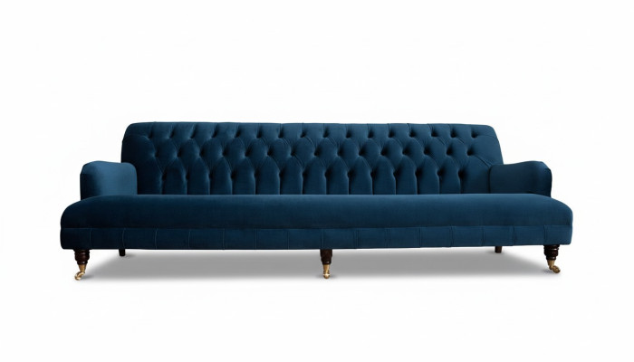 Sofá de diseñador de lujo en estilo Chesterfield con cuatro asientos en color azul.