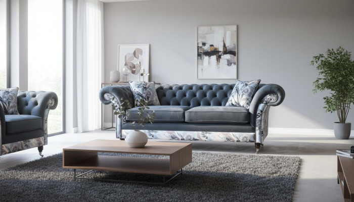 Un llamativo sofá de tres plazas en diseño Chesterfield con delicada decoración de flores grises.