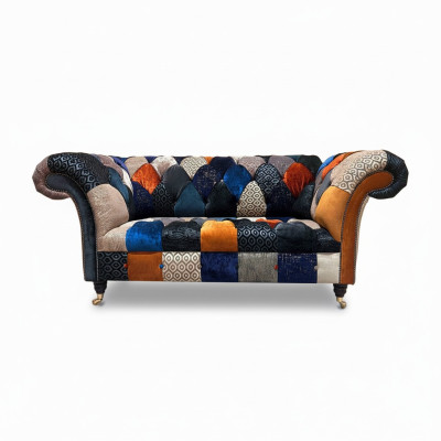 Sofás de tres plazas de lujo en diseño de tela Chesterfield multifacético.