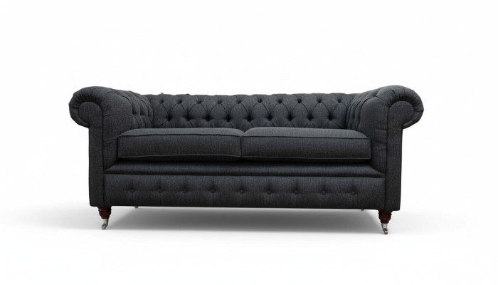 Sofá Chesterfield tapizado de dos plazas en tela gris.