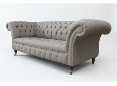 Chesterfield sofá de 3 plazas tapizado en tela estilo moderno gris.