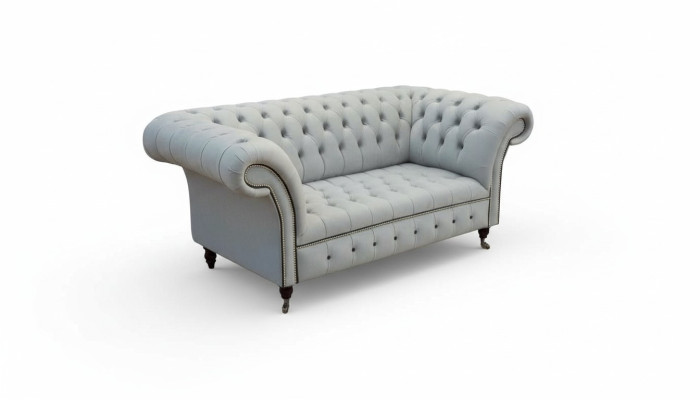 Sofá Chesterfield de dos plazas en gris, muebles tapizados en cuero.