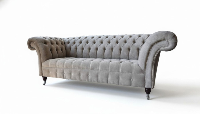 Sofá Chesterfield de tres plazas en gris con cojines de asiento nuevo.