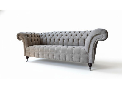 Sofá Chesterfield de tres plazas en gris con cojines de asiento nuevo.
