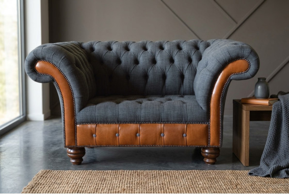 Sillón de diseño de lujo de un asiento, sofá tapizado Chesterfield en tela.