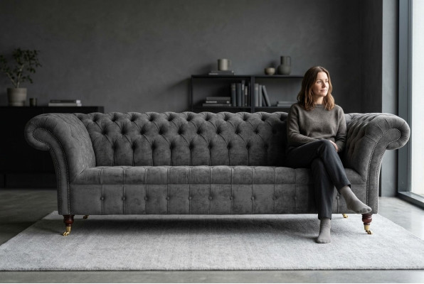 Chesterfield sofá de 3 plazas acolchado de tela gris.