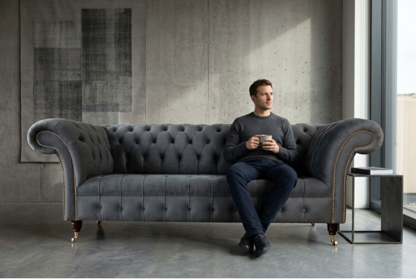 Sofá Chesterfield inglés para oficina de tres plazas de terciopelo gris de 230 cm.