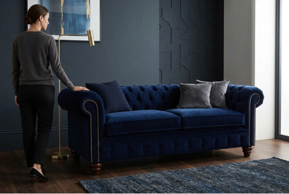 Sofá Chesterfield azul de estilo clásico inglés 3 plazas con cojines de 230cm.