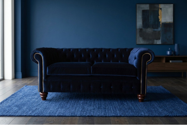 Sofá Chesterfield azul de estilo clásico inglés 3 plazas con cojines de 230cm.