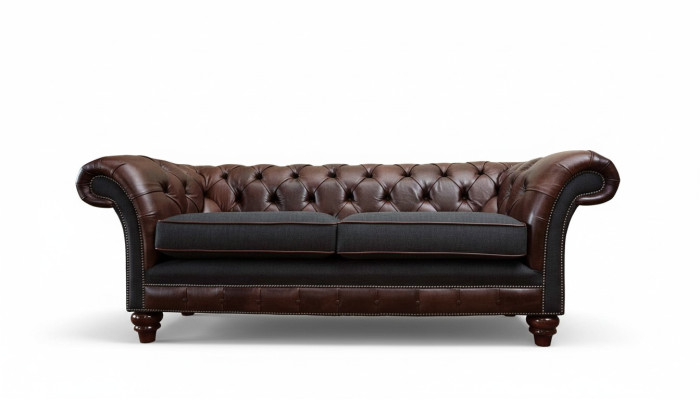Sofá Chesterfield marrón estilo clásico inglés 3 plazas, almohadones de 230 cm.