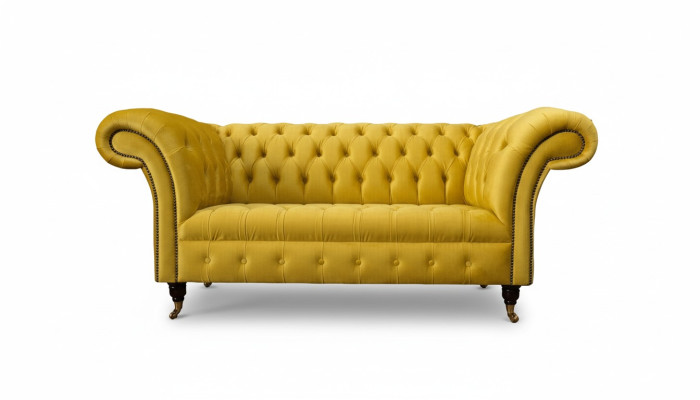 Sofá Chesterfield de 2 plazas en amarillo para la sala de estar.