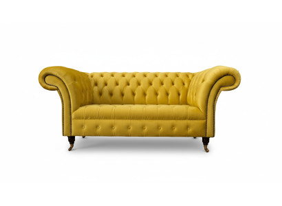 Sofá Chesterfield de 2 plazas en amarillo para la sala de estar.