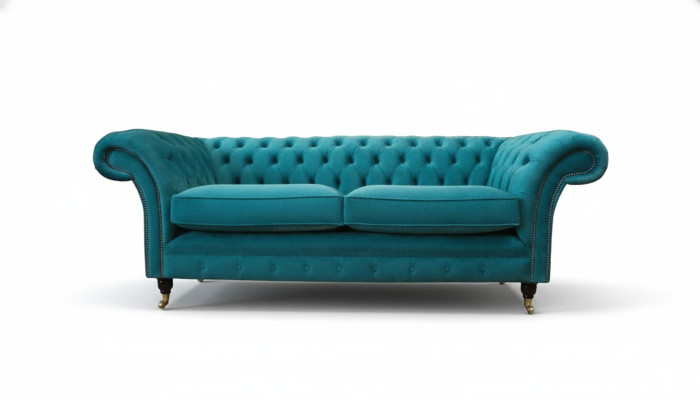 Sofá tapizado Chesterfield de tres plazas de tela azul diseño salón