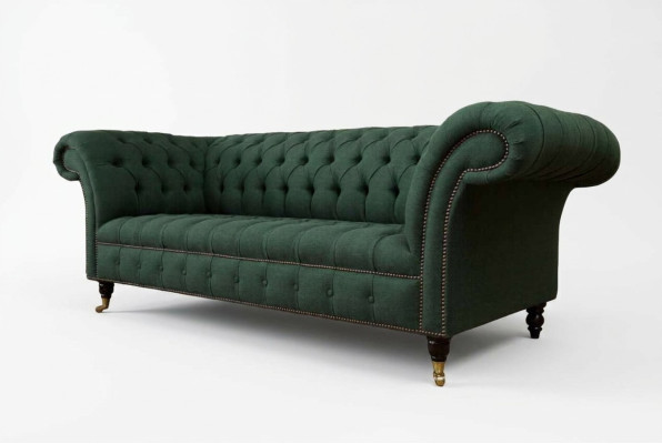 Sofá de tres plazas textil verde muebles Chesterfield.