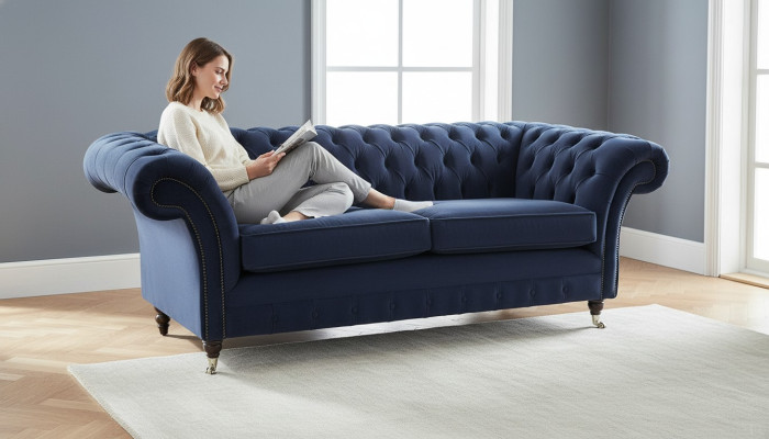 Salón clásico Chesterfield de terciopelo azul de 3 plazas.