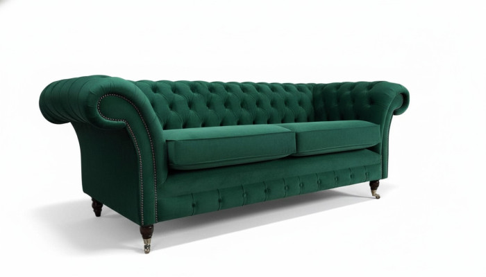 Sofá Chesterfield de tres plazas tapizado en verde, nuevo.