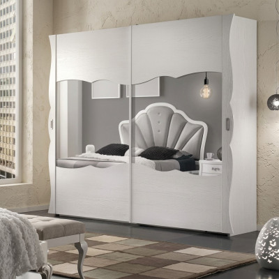 Armario de estilo italiano en madera maciza para dormitorio.