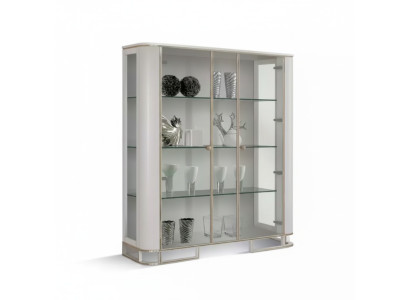 Vitrina de madera de lujo, diseño clásico, muebles italianos en blanco.