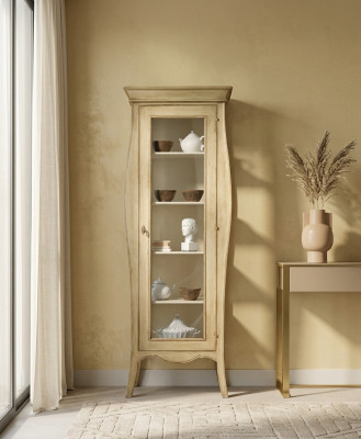 Vitrina de lujo de vidrio en estilo clásico italiano.
