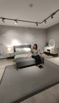 Cama de lujo con banco. Diseño exclusivo y fabricación de alta calidad.