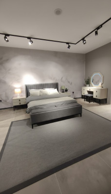 Cama de lujo con banco. Diseño exclusivo y fabricación de alta calidad.