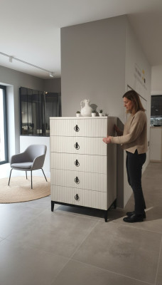 Comoda elegante. Complemento perfecto para el interior de tu dormitorio. Nuevo.