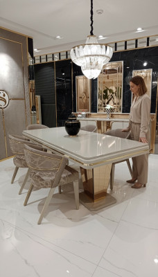 Mesa de comedor de diseñador Diseño de mesa expresivo Elegante y moderno.