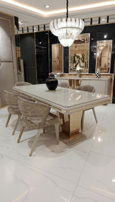 Mesa de comedor de diseñador Diseño de mesa expresivo Elegante y moderno.