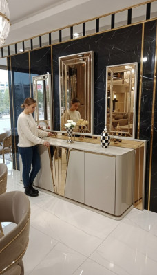 Lujoso aparador moderno con 3 espejos Diseño exclusivo y de alta calidad.