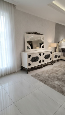 Cómoda elegante de alta calidad con espejo de aspecto elegante