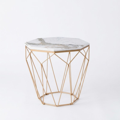 Mesa auxiliar para sala de estar. Material de muebles de metal blanco. Diseño moderno.