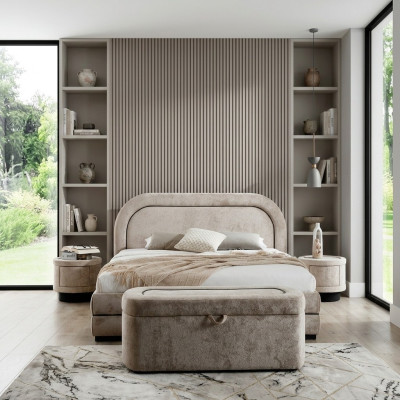 Conjunto de dormitorio exclusivo en beige con cama doble, cabecero acolchado y mesitas de noche.